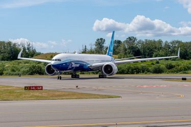 Boeing 777-9 во время тестового руления на малой скорости в аэропорту Пейн-Филд (PAE) 20 июня 2019 года