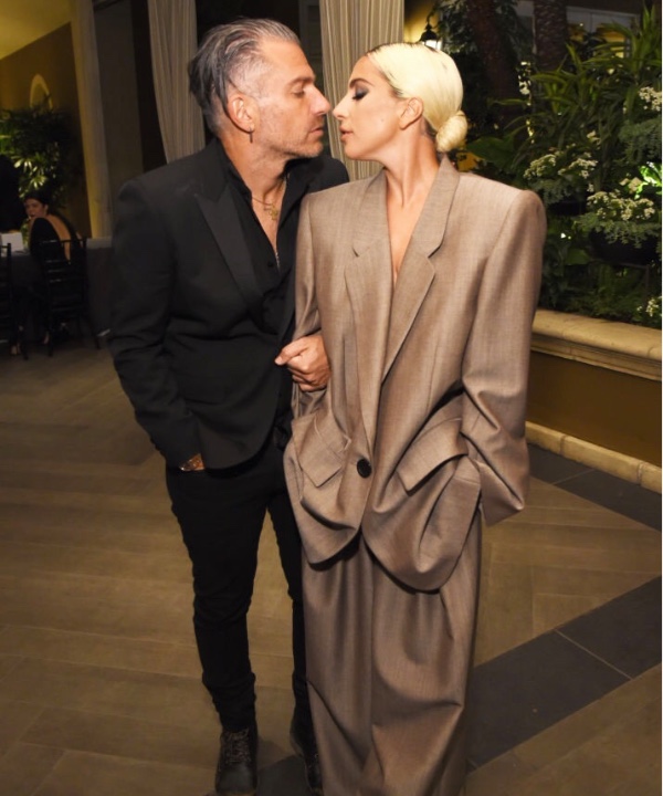 Официально: Леди Гага разорвала помолвку с Кристианом Карино