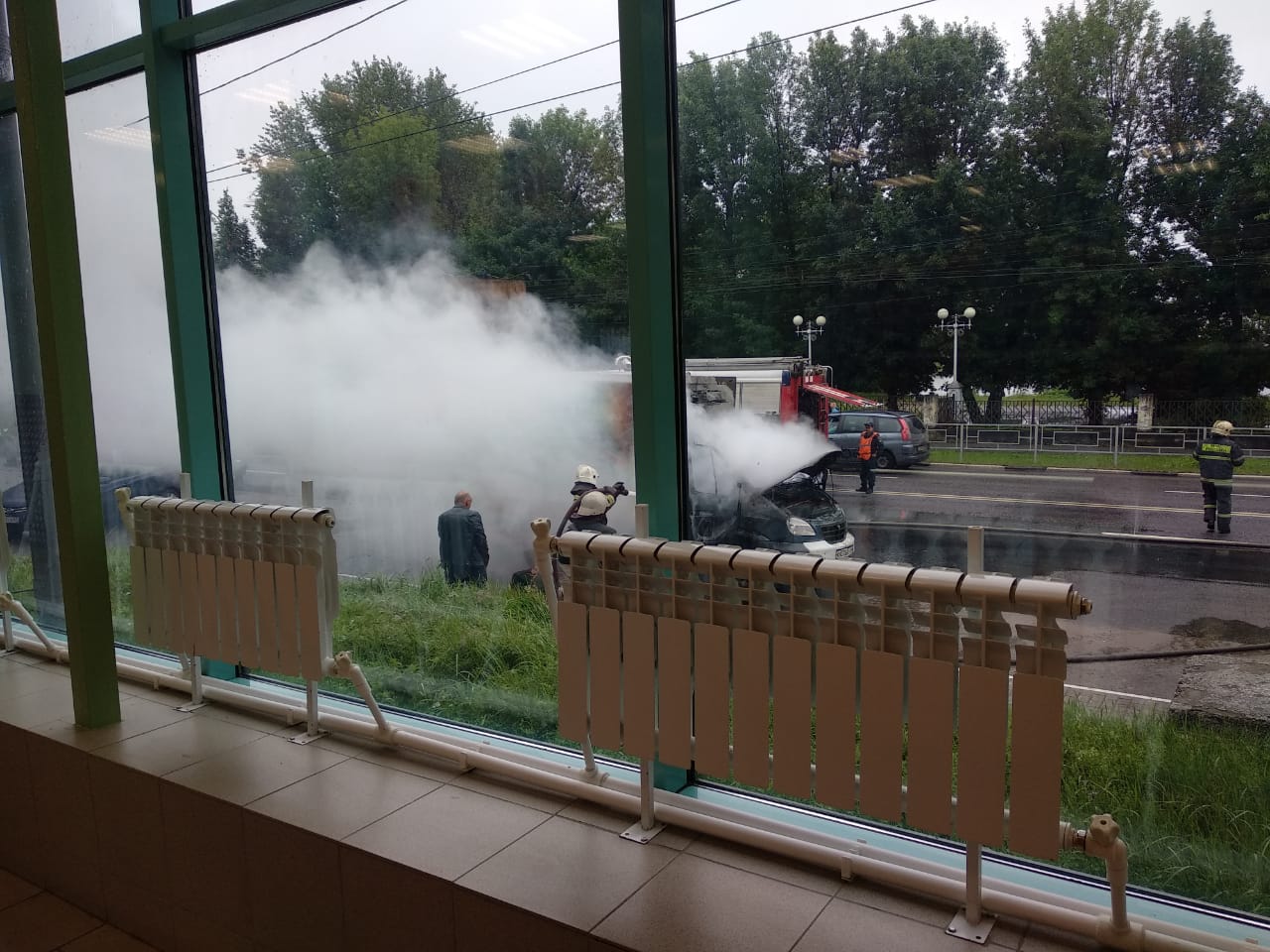 На улице Твери вспыхнул грузовой автомобиль