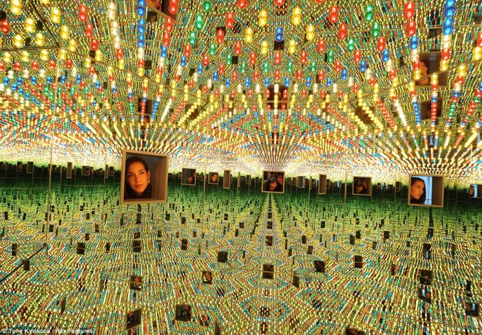 Инсталляция: зеркальная комната. Автор: Yayoi Kusama. 88-летняя художница пол жизни провела в сумасшедшем доме, а сейчас за её картины платят по 5 млн. долларов
