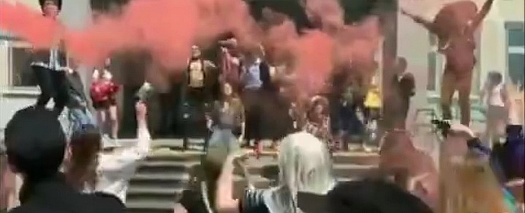 На улице выпускники веселились с цветным дымом Фото: Социальные сети