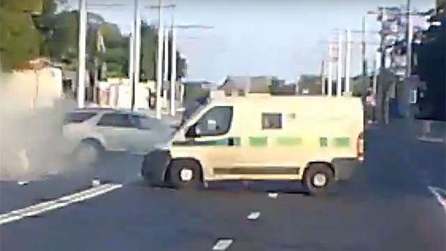 Видео: момент ДТП с инкассаторской машиной снял регистратор