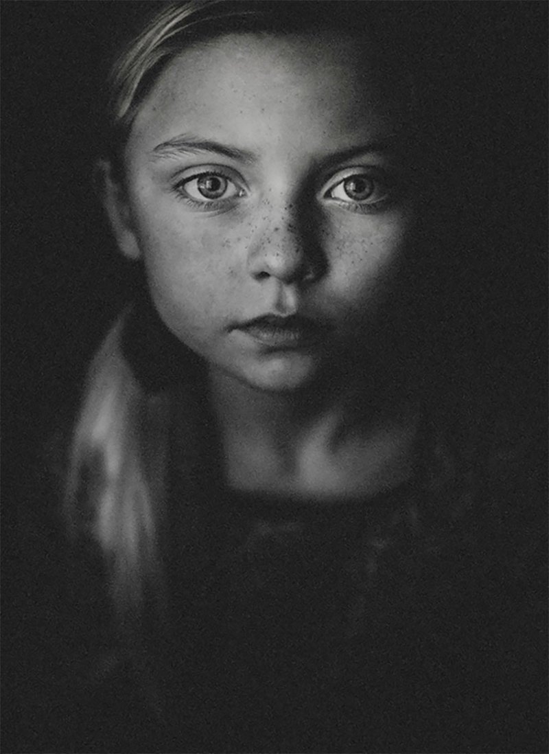 "Тени" (фото: Марта Эверест, Испания) B&W Child Photo Contest, детство, конкурс, победитель, ребенок, снимок, фотография