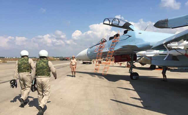 Российские летчики готовятся к посадке в истребитель Су-30 перед вылетом с аэродрома "Хмеймим" в Сирии. 5 октября 2015 Российские летчики готовятся к посадке в истребитель Су-30 перед вылетом с аэродрома "Хмеймим" в Сирии. 5 октября 2015