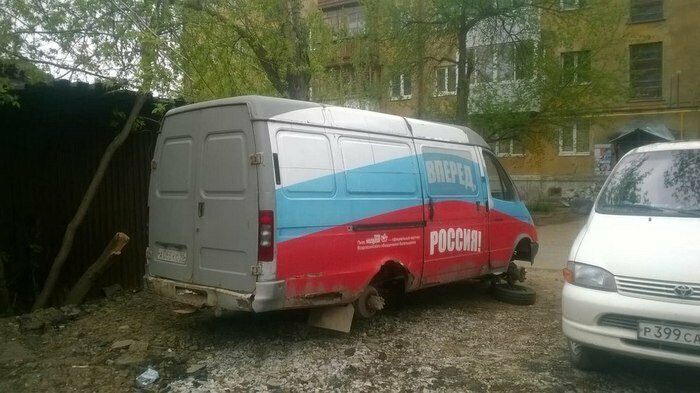 Надпись выглядит словно насмешка над ситуацией Когда в жизни все как-то не так
(16 фото)