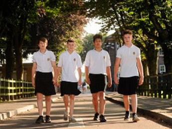 Во Франции мальчиков попросили прийти в школу в юбках