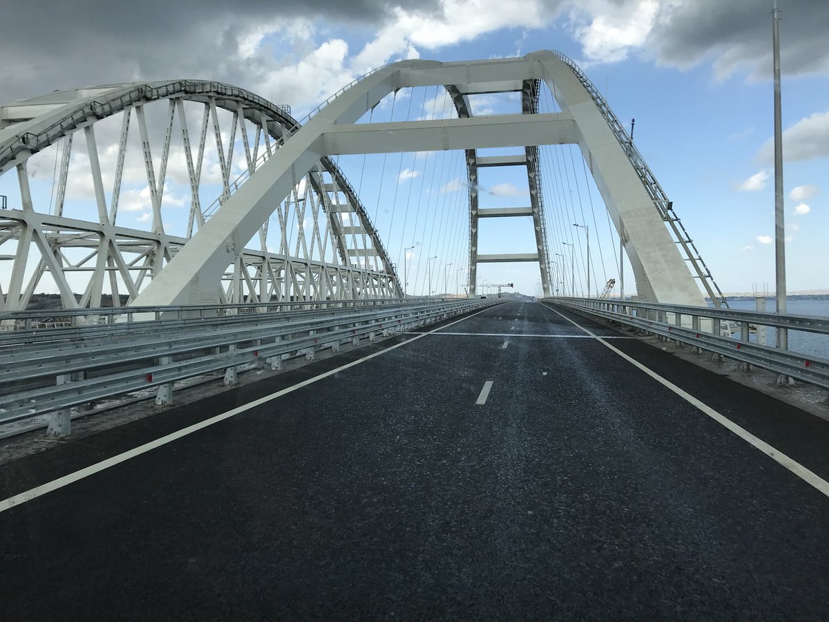 Движение по Крымскому мосту остановили Движение по Крымскому мосту остановили