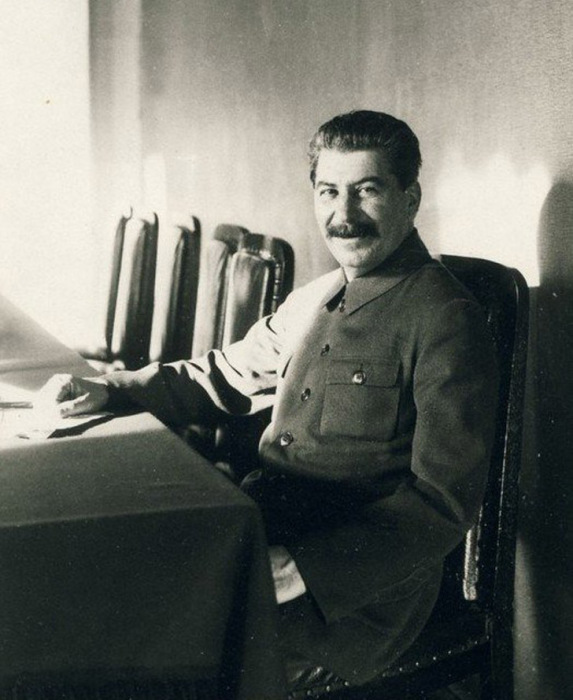 Это одна из немногих фотографий, на которой Сталин улыбается Это одна из немногих фотографий, на которой Сталин улыбается