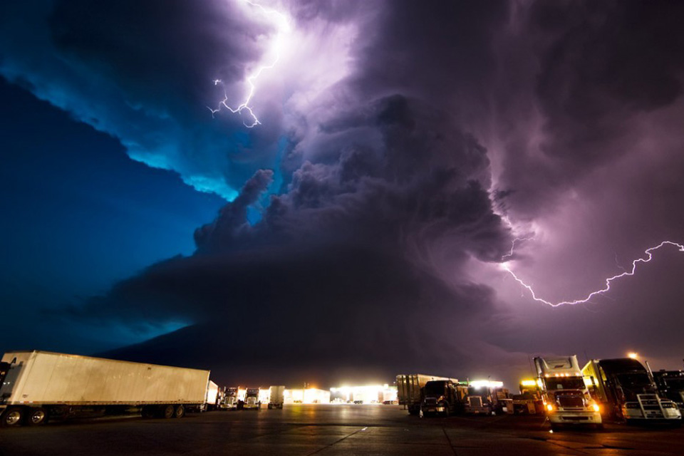 tornado-molniyami-ohotnik-krasivye-fotografii-neobychnye-fotografii