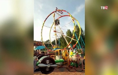 В Новосибирске посетители аттракциона застряли вниз головой. Видео