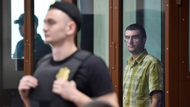 3,5 года колонии за бросок урной в полицейского - легко отделался!