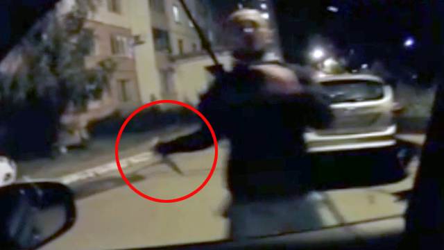 Момент нападения жителя Подмосковья с ножом на полицейских сняли на видео