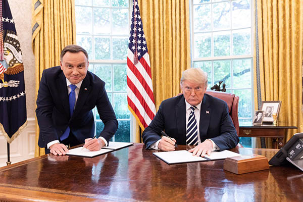 Сотрудника польского телеканала уволили за фото президента Польши с Трампом