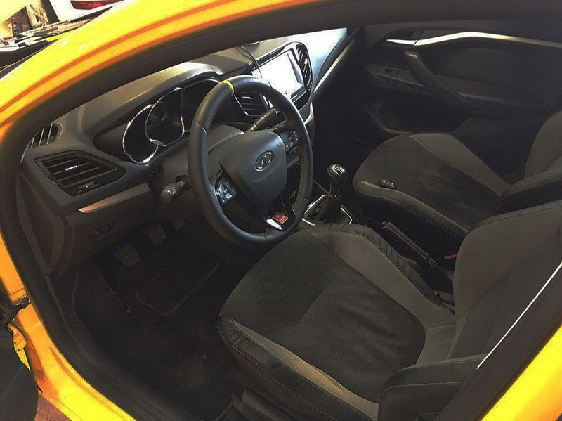 В Lada Vesta Sport будут установлены сиденья с развитой боковой поддержкой и спортивный трехспицевой руль Спортивная версия Лады Весты получит два двигателя