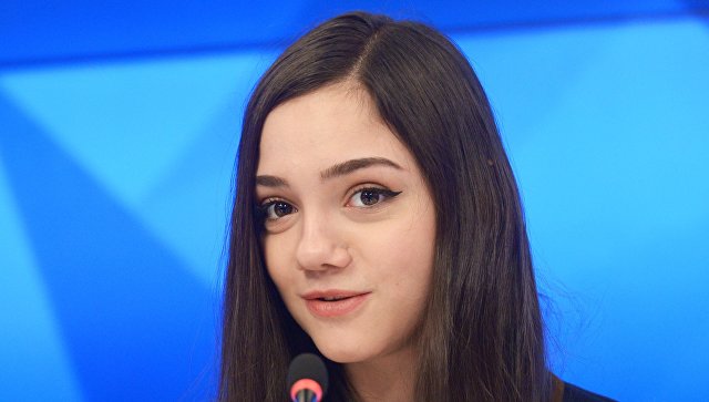 "Секрет странного, белого шарфа раскрыт!!": Медведева показала, как олимпийцы из России прятали триколор в форме