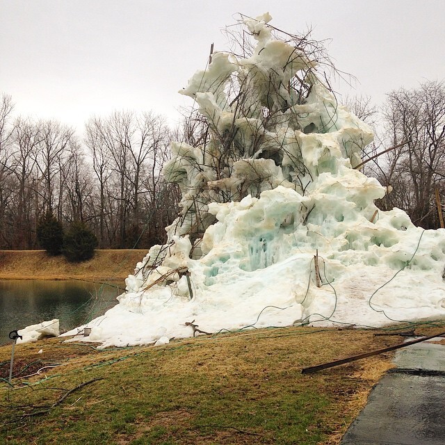 Cемья строит рядом с домом огромную ледяную скульптуру каждое 