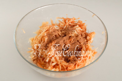 По желанию ароматизируем яблоки молотой корицей (1 чайной ложки хватит)