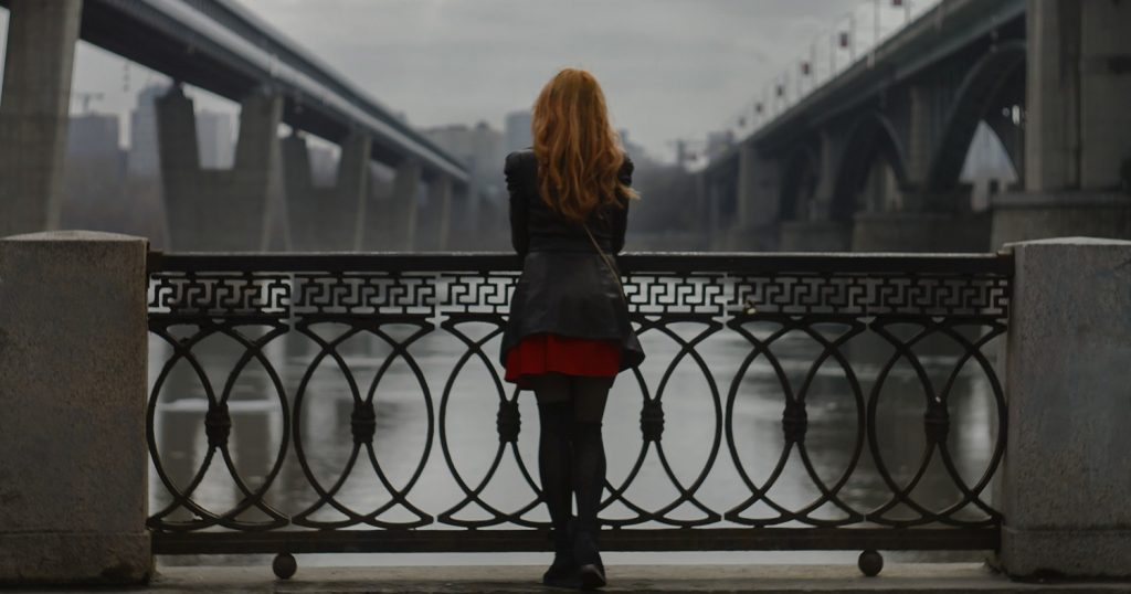 Девушка на мосту