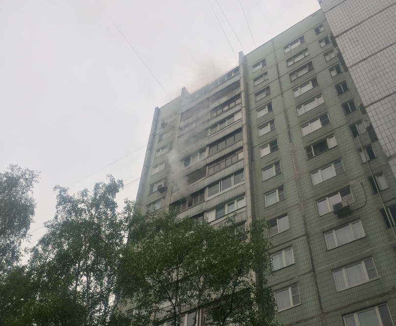 Пожар на Новгородской: жильца загоревшейся квартиры удалось спасли