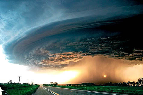 tornado-molniyami-ohotnik-krasivye-fotografii-neobychnye-fotografii