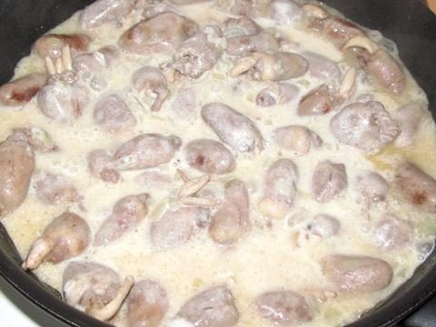 Куриные сердечки в сметане