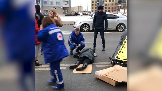 Видео с места наезда внедорожника на мать с двумя детьми в Петербурге