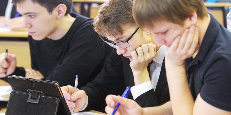 Депутат МГД Леонид Зюганов предлагает ввести бесплатное допобразование в школах / Фото: mos.ru