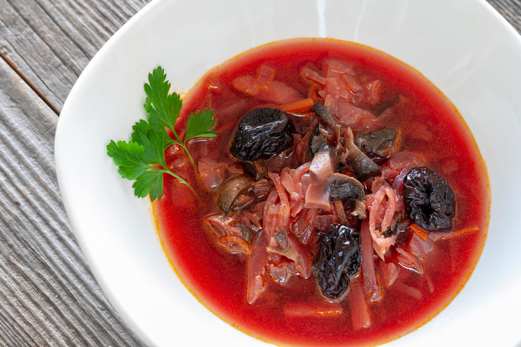 Классика по-новому: борщ с грибами и черносливом