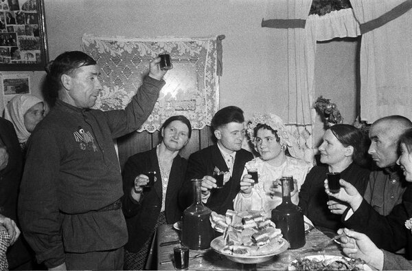 Свадьба в доме Мишуковых. Поздравление молодым ‒ Любови Мишуковой и Василию Скрыльникову от односельчан. Олег Кнорринг, 1952 год, Ставропольский край, из архива МАММ/МДФ.