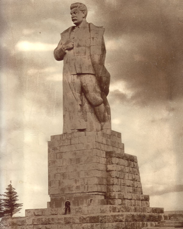 Памятник И.В. Сталину созданный С.Д. Меркуловым для аванпорта канала Москва-Волга.