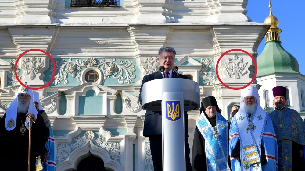 «Может, хватит притворяться?»: украинцы «заклевали» Порошенко за фото на фоне двуглавого орла