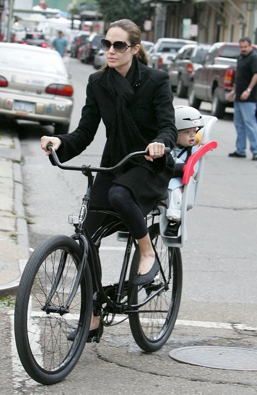 Современные знаменитости. Анджелина Джоли с детьми велосипеды, звезды, интересное, фото