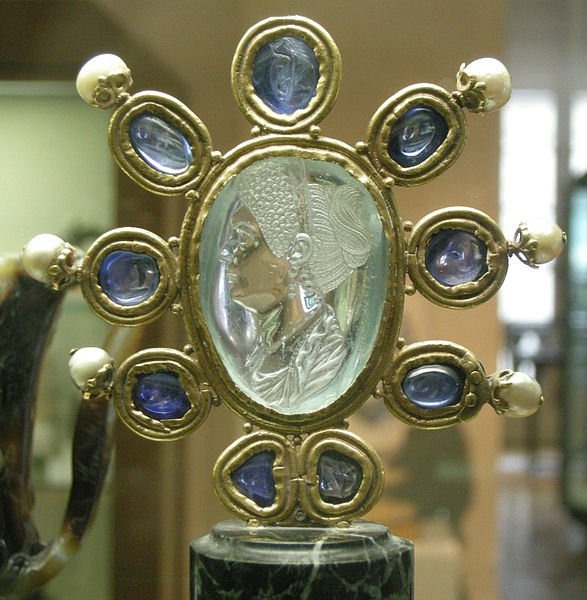 File:CdM, intaglio di giulia, figlia di tito, seconda met del I secolo dc., acquamarina firmata da Evodos, montatura carolingia (IX sec.) con 9 zaffiri e 6 perle.JPG