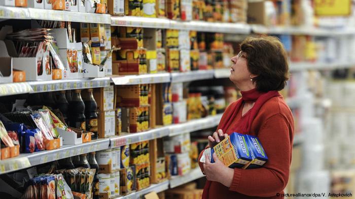 Женщина в продуктовом магазине в России Женщина в продуктовом магазине в России