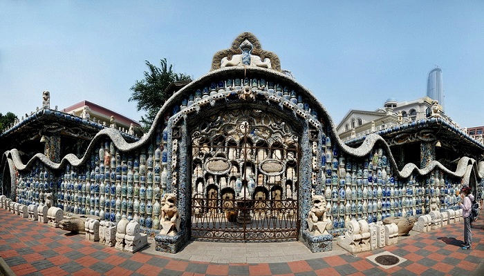 И даже забор с воротами оформлены фарфоровым антиквариатом (China Porcelain House).