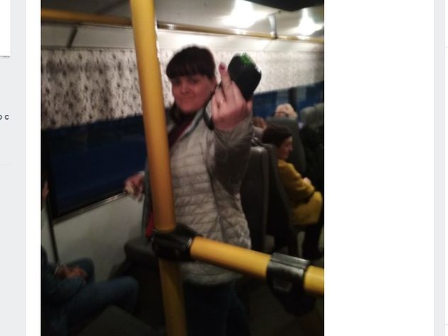 В Подмосковье кондуктор позировала с вытянутым средним пальцем