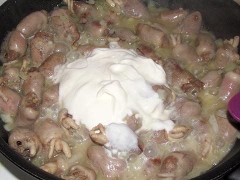 Куриные сердечки в сметане
