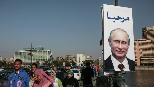 Плакат с президентом России Владимиром Путиным на улице Каира, Египет