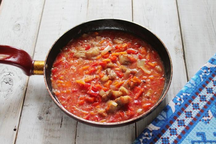 Залить всё соусом и мелко нарезанными помидорами.