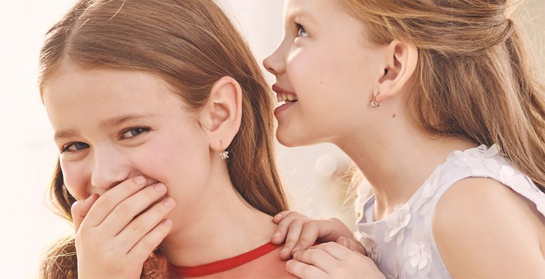 Какие серьги выбрать для маленьких девочек и во сколько лет лучше проколоть ушки?