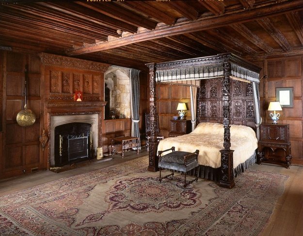 В спальню поставьте кровать с фигурными столбами, украшенными орнаментом в виде птиц и растений 