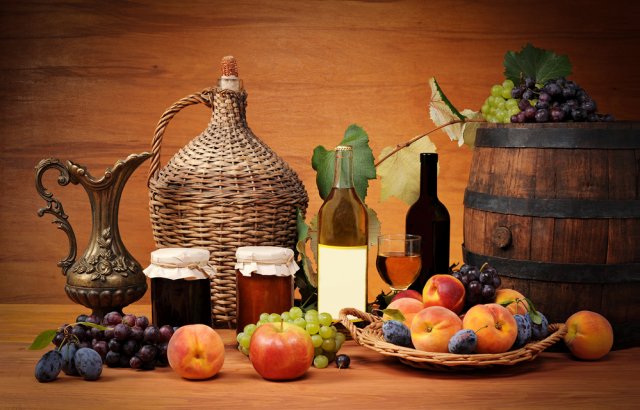 Вино, фрукты и варенье