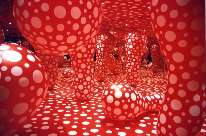 Инсталляция: указатель в бесконечное пространство. Автор: Yayoi Kusama. 88-летняя художница пол жизни провела в сумасшедшем доме, а сейчас за её картины платят по 5 млн. долларов