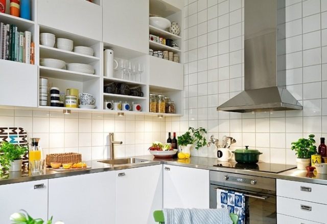 Если размеры кухни скромные, обратите внимание на пространство под потолком. Его можно заполнить дополнительными полочками или коробками и лотками для хранения всякой всячины.
