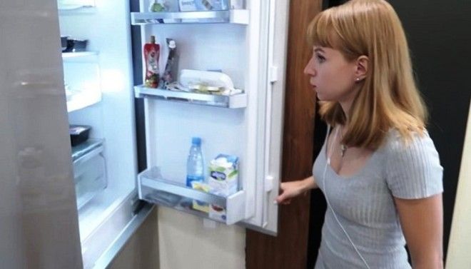 В прихожей поместили холодильник. | Фото: cpykami.ru. В прихожей поместили холодильник Фото cpykamiru