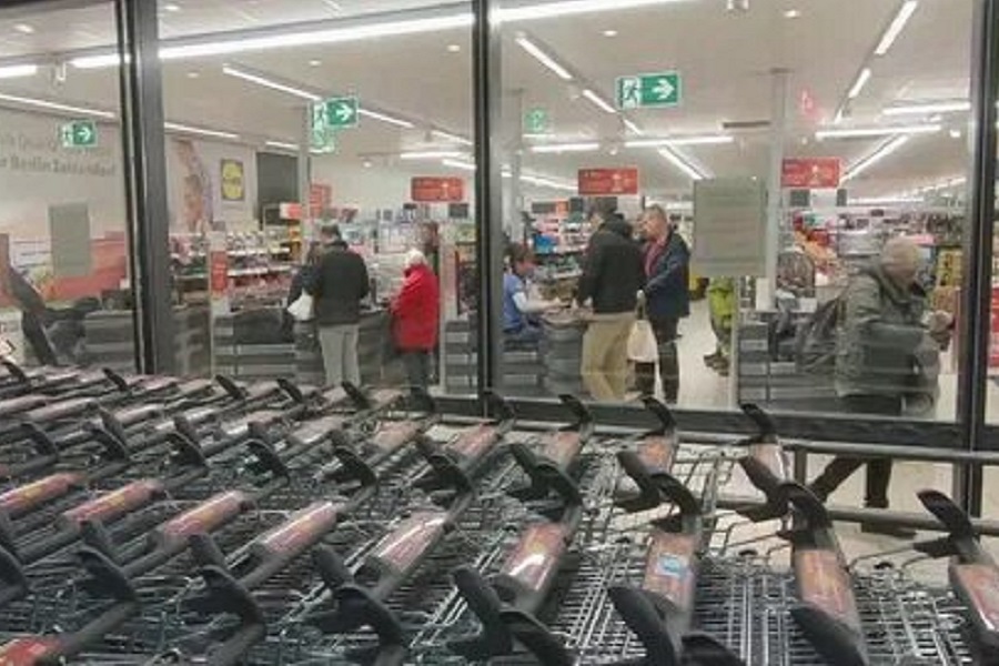 Смели с полок макароны и туалетную бумагу: коронавирус в ФРГ
