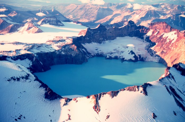Кратерное озеро вулкана Катмай, Аляска, США.