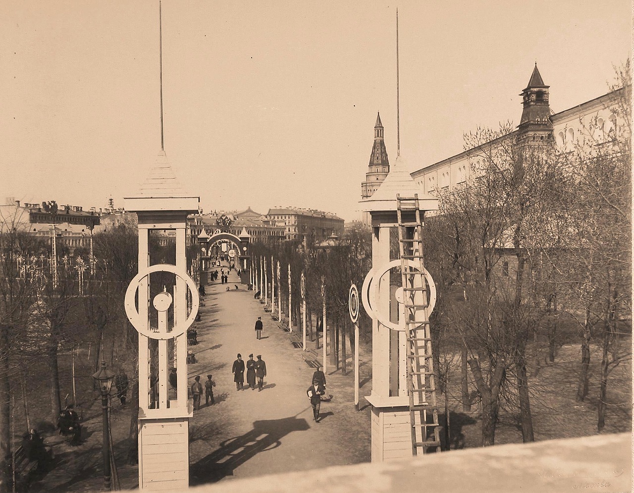 Вид установленных в Александровском саду к торжествам коронации колонн и арок; справа - Средняя Арсенальная башня и Угловая Арсенальная башня Кремля Вид установленных в Александровском саду к торжествам коронации колонн и арок; справа - Средняя Арсенальная башня и Угловая Арсенальная башня Кремля