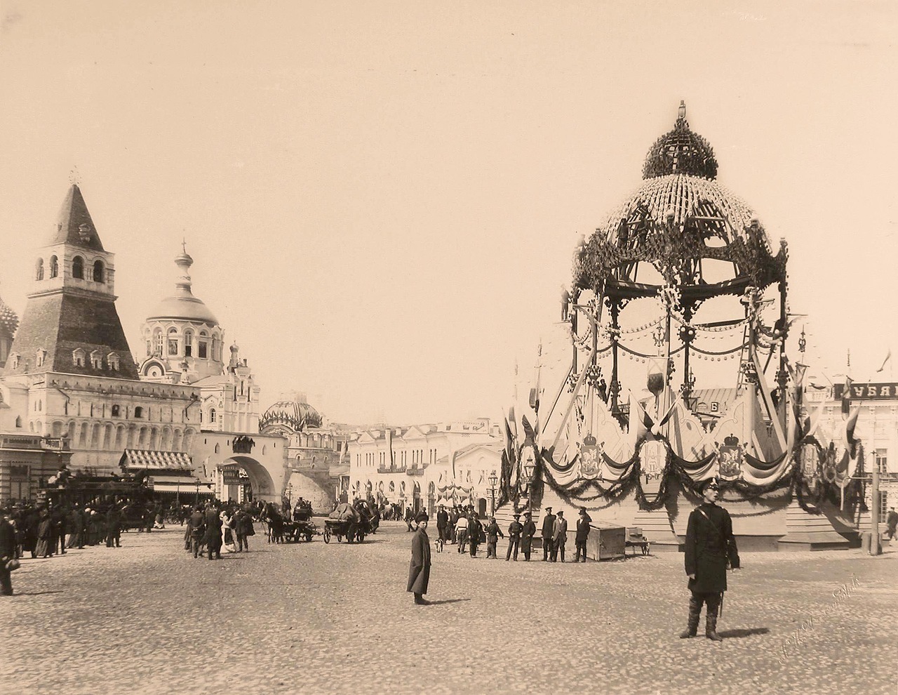Горожане на Лубянской площади у празднично украшенного и иллюминированного к торжествам коронации (под руководством архитектора П.С.Бойцова) водоразборного фонтана Мытищинского водопровода Горожане на Лубянской площади у празднично украшенного и иллюминированного к торжествам коронации (под руководством архитектора П.С.Бойцова) водоразборного фонтана Мытищинского водопровода