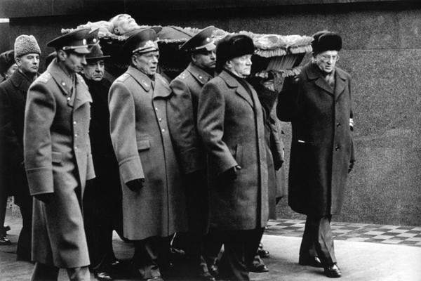 Гнетущая атмосфера: как проходили похороны Леонида Брежнева Гнетущая атмосфера: как проходили похороны Леонида Брежнева